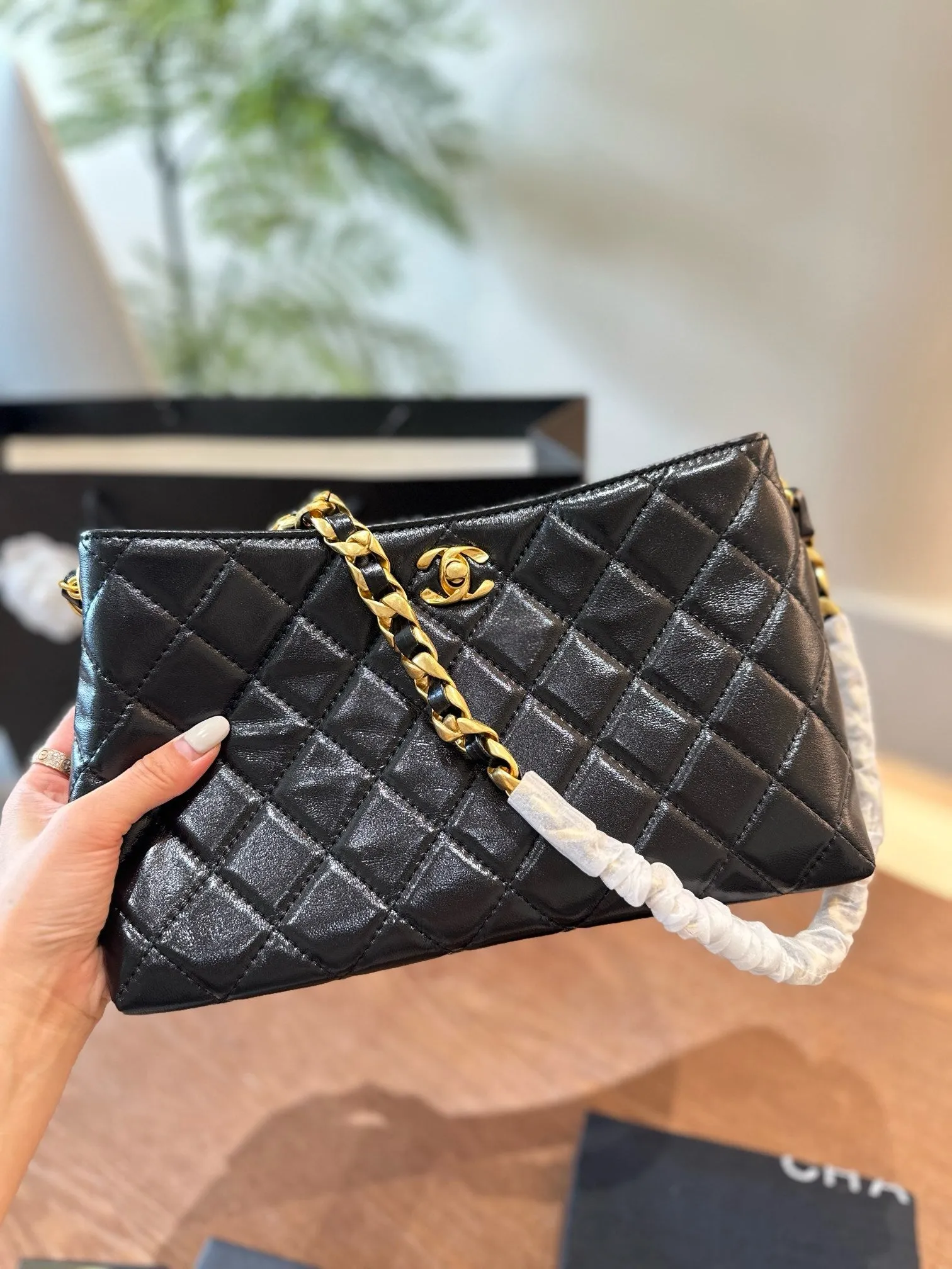 CC1025 Hobo Handbag / 7 × 10.9 × 3.1 in