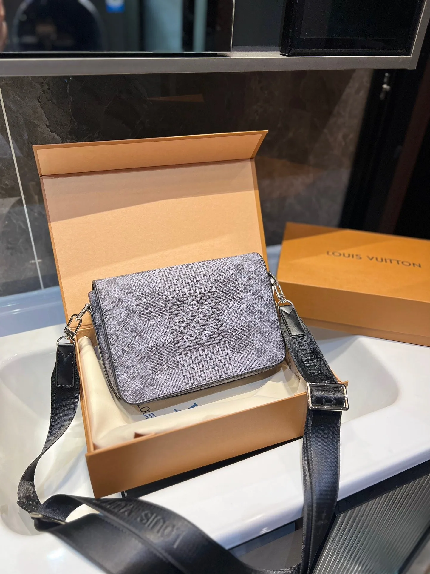 MBG044 Studio Messenger / 9.3 x 5.5 x 2 inches