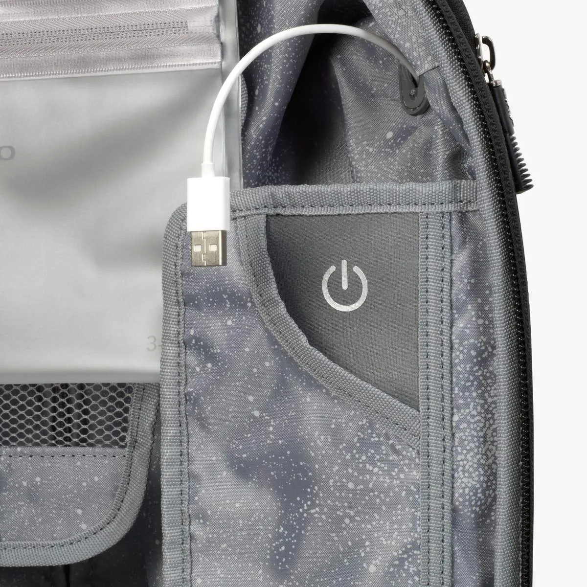 Ricardo San Clemente 2 Carry-On Spinner w/USB Charging Capability